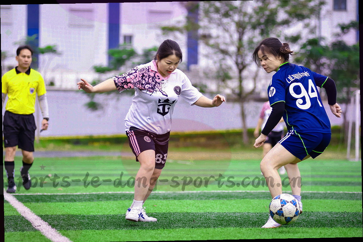 战术板线条与跑动热区叠加的低饱和图案